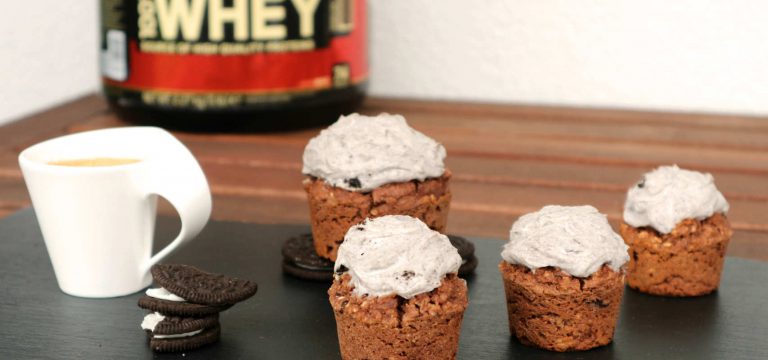 Protein Cranberry Oreo Cupcakes mit Topping und Optimum Nutrition Gold Standard Whey